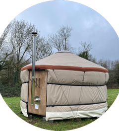 La sortie du poêle est horizontale, pour povoir passer par le panneau et disposer le poêle à bois près du panneau.