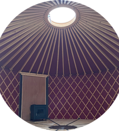 Vue avec poêle a bois et toile déco rouge bordeaux.