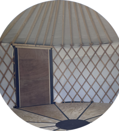 Vue intérieure : plancher en pin, rayons en métal